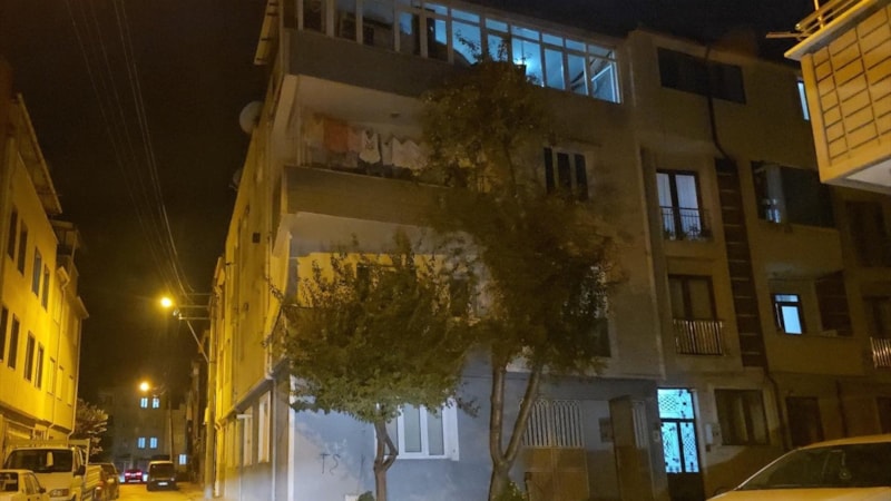 Bursa'da terastan düşen genç kız yaşam savaşı veriyor