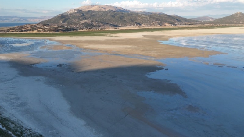 Eğirdir Gölü'nde tarihi kuraklık: İkiye bölündü