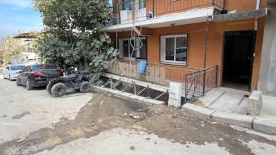 İzmir'de boşa akan sular evlere hasar verdi: Vatandaş tepkili