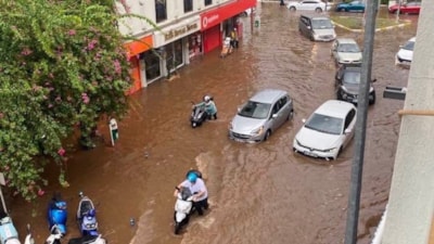 Muğla'da yollar göle döndü, ev ve iş yerlerini su bastı
