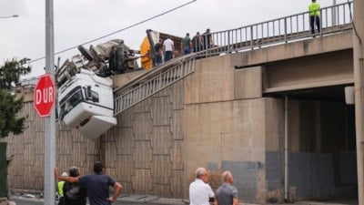 İzmir'de tırın viyadükte asılı kaldığı anlar kameraya yansıdı