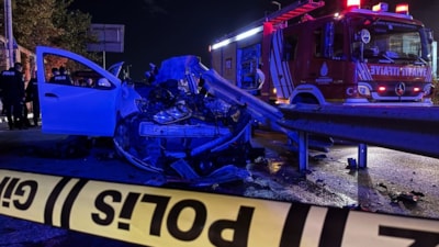 İstanbul Ümraniye'de bariyerlere saplanan otomobildeki 1 kişi öldü