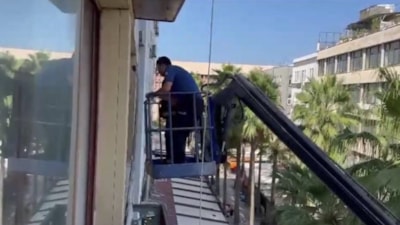 Hatay'da polis ekipleri hırsızı vinçle içeri girerek yakaladı