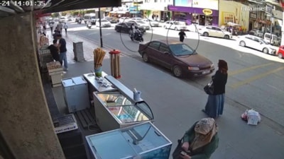 Hatay'da yaya geçidi olmayan yerde koşan kadına motosiklet çarptı