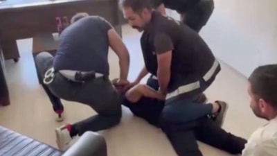 Hatay'da firari hükümlü saklandığı iş hanına vinç yardımıyla giren polislerce yakalandı