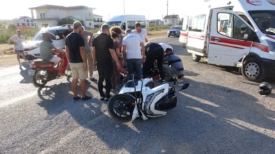 Antalya'da 14 yaşındaki çocuğun kullandığı motosiklet kamyonetle çarpıştı