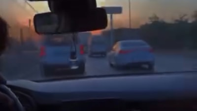 Bursa'da bir sürücünün makas atarak trafiği tehlikeye attığı anlar kamerada