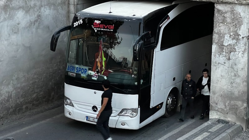 Ağrı 1970 Spor'un takım otobüsü, Kayseri'de alt geçitte sıkıştı