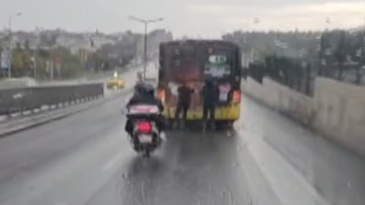 İstanbul'da patenli gençlerin tehlikeli yolculuğu kamerada