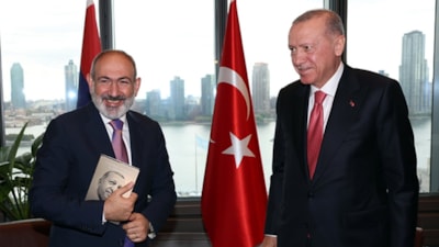 Paşinyan'ın eşi, Cumhurbaşkanı Erdoğan'ın 'Daha Adil Bir Dünya Mümkün' kitabını okudu