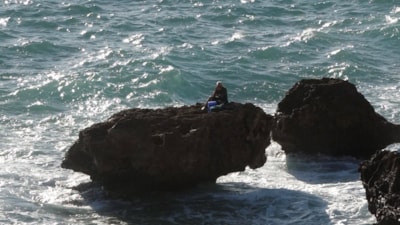 Antalya'da bir kişi çıktığı kayalıkta dalgaların boyu yükselince mahsur kaldı
