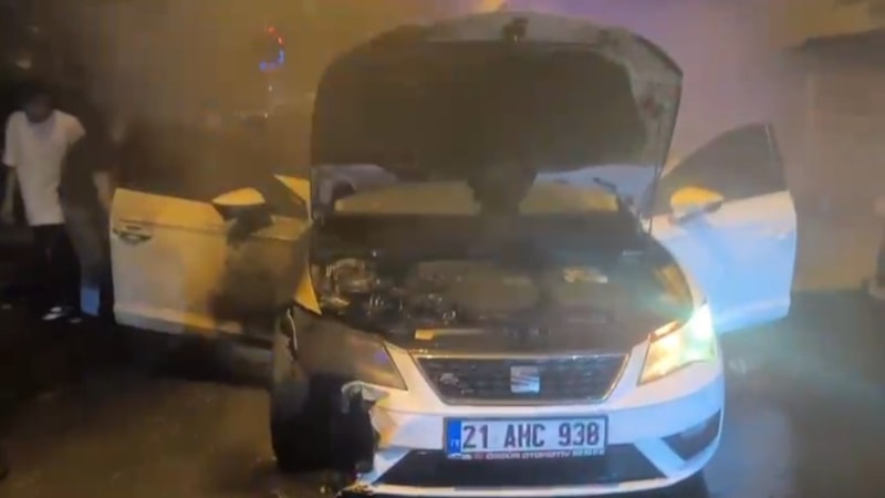 Siirt'te seyir halindeki araç alev aldı