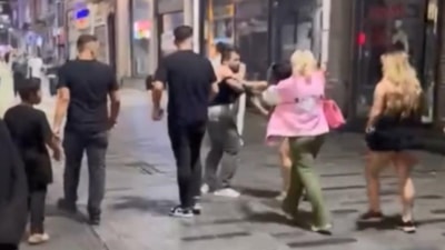 İstanbul'da kemerli tekmeli yumruklu kavgalar kamerada