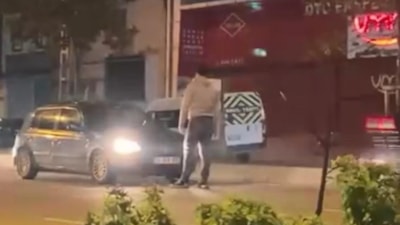 İstanbul'da yolda ilerleyen araca yumruk attı: Kendisini uyaranları bıçakla tehdit etti