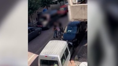 İstanbul'da sokak ortasında bıçaklı kavga kameraya yansıdı