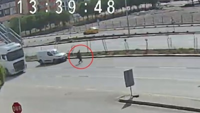 Balıkesir'de maça etişmek için üst geçidi kullanmayınca hafif ticari araç çarptı