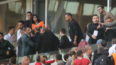 Sivasspor Başkanı Gökhan Karagöl taraftarla tartışma yaşadı