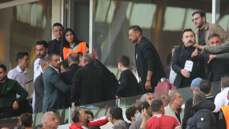 Sivasspor Başkanı Gökhan Karagöl taraftarla tartışma yaşadı