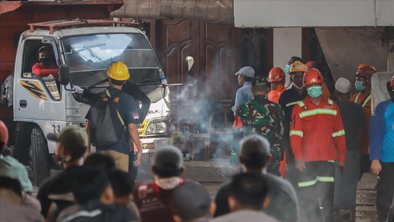 Endonezya'da çöken okul binasında ölü sayısı artıyor