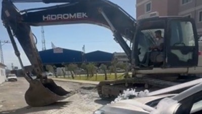 Hatay'da iş makinesiyle gelin arabasının önünü kesti