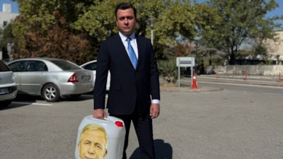 Osman Gökçek, Mansur Yavaş'ın fotoğrafının olduğu bidonlarla Meclis'e geldi