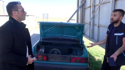 Erzurum'da polisten kaçıp otomobilini reklam tabelasının arkasına gizledi: Cezadan kurtulamadı