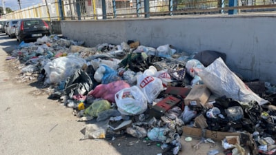 İzmir'in Buca ilçesinde grev sona ererken sokaklardaki çöpler toplanmadı