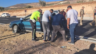 Kilis'te taklalar atan otomobilden yara almadan çıktılar