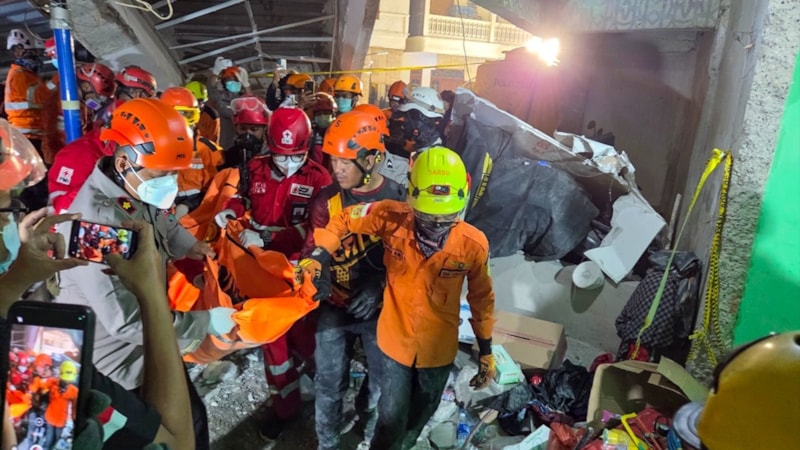 Endonezya'da okul binasının çökmesi sonucu ölenlerin sayısı 63'e çıktı