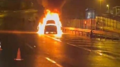 İstanbul'da 15 Temmuz Şehitler Köprüsü'nde otomobil alev alev yandı