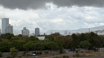 İzmir'de aylar sonra yağış bastırdı: Sokak ve dükkanları su bastı