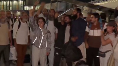 İsrail'in alıkoyduğu 15 Türk aktivist daha İstanbul Havalimanı'na getirildi