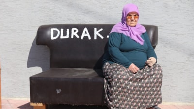 Eskişehir'de belediyenin oturacak yer yapmadığı duraklara vatandaş koltuk getirdi