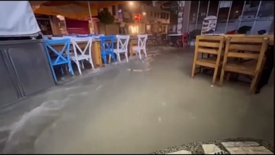 İzmir Çeşme'de sağanak sele döndü