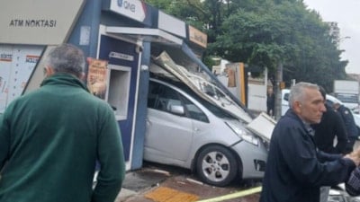 Ankara'da direksiyon hakimiyetini kaybetti: Otomobili ile ATM'ye girdi