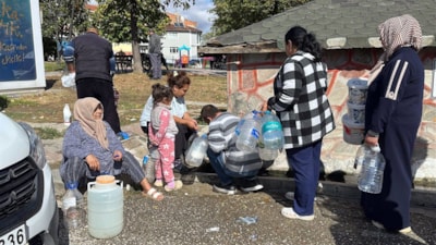 Edirne'deki su kesintileri sonrası vatandaşlar ellerinde bidonlarla çeşme sırasına girdi