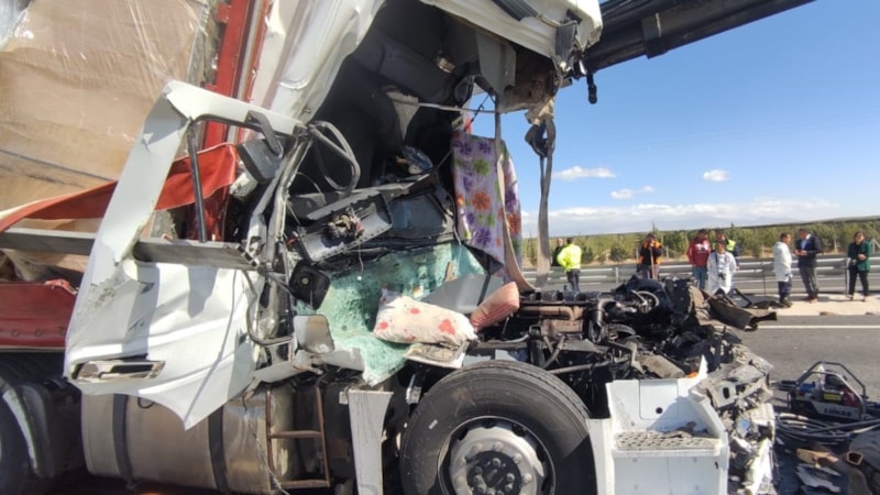 Konya'da 3 araç birbirine girdi:1 ölü 3 yaralı