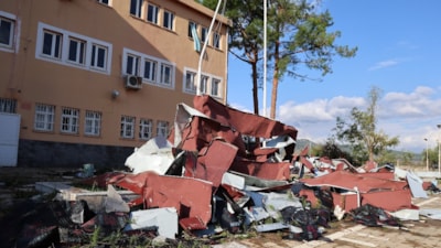 Adana'da hortum, öğrencilerin olduğu okulun çatısını uçurdu