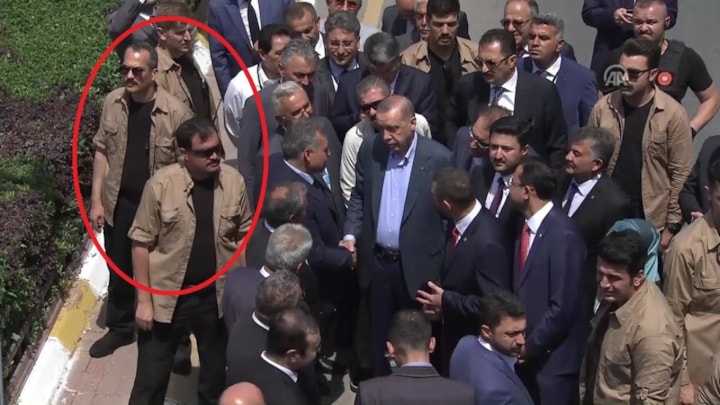 Koruma polisleri neden yeşil gömlek giyer