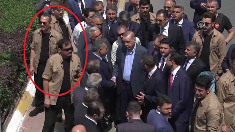 Koruma polisleri neden yeşil gömlek giyer