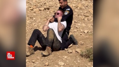 İsrail polisi, Filistin yanlısı eylemde bulunan İsrailli aktivisti darbetti
