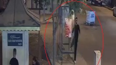 Elazığ'da magandanın otobüs durağının camını tekmeyle kırması kamerada