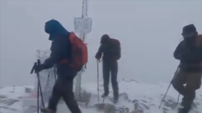 Uludağ’a mevsimin ilk karı düştü