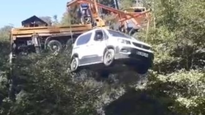 Artvin'de sel felaketinde mahsur kalan aracını 20 gün sonra vinçle kurtardı