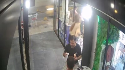 Hatay'da cam kapıya çarpan kadın personel yere savruldu: O anlar kamerada