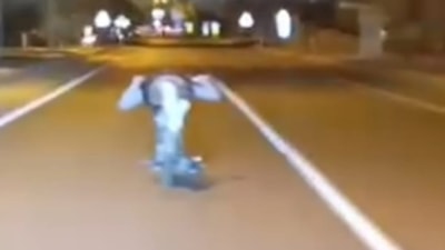 Afyonkarahisar'da motosiklet sürücüsü trafiği tehlikeye attı: Üzerine yattı