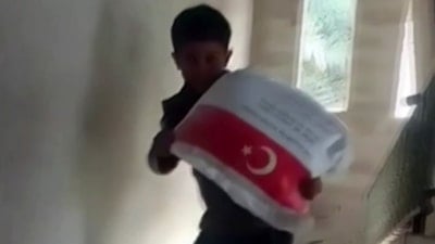 Filistinli miniğin, Türkiye'den gelen yardım karşısındaki sevinci
