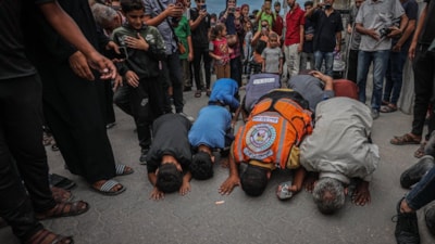 Gazze'de sağlık çalışanları ateşkes kararını secde ederek kutladı