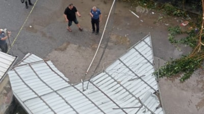 Hatay'da fırtına: Uçan çatılar, araçlara zarar verdi