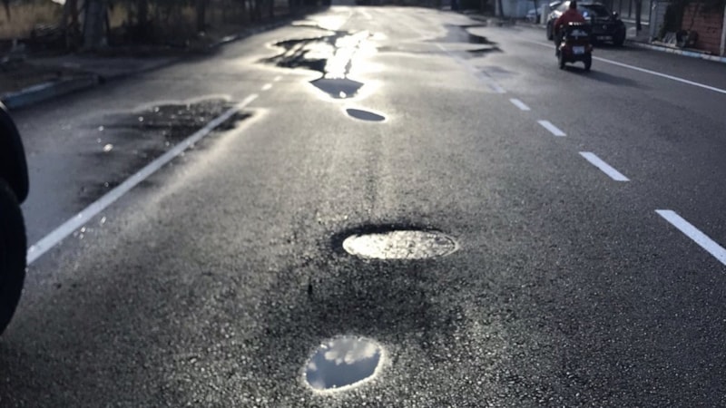 İzmir'de 11 gün önce yapılan asfalt çöktü